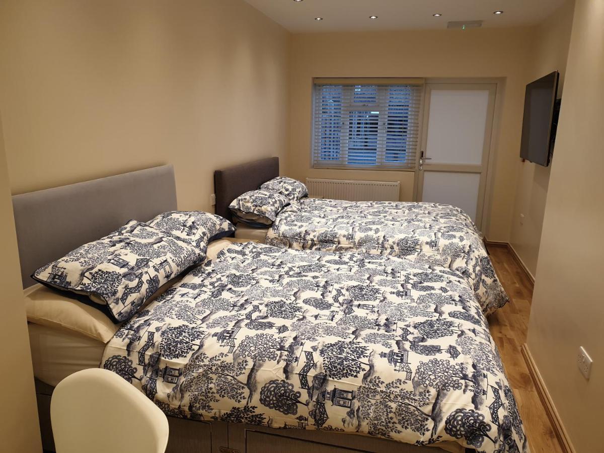 London Luxury Apartments 3 Bedroom Sleeps 8 With 3 Bathrooms 4 Mins Walk To Tube Free Parking Ilford Exterior foto
