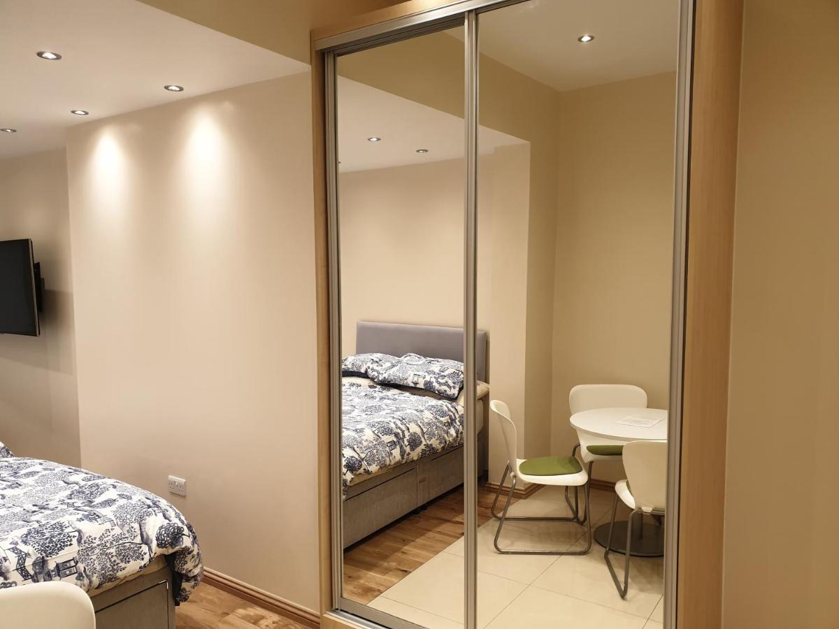 London Luxury Apartments 3 Bedroom Sleeps 8 With 3 Bathrooms 4 Mins Walk To Tube Free Parking Ilford Exterior foto