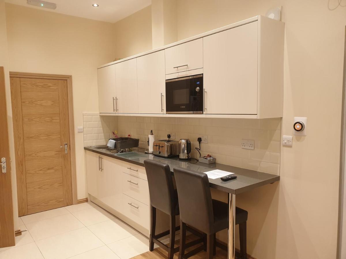 London Luxury Apartments 3 Bedroom Sleeps 8 With 3 Bathrooms 4 Mins Walk To Tube Free Parking Ilford Exterior foto