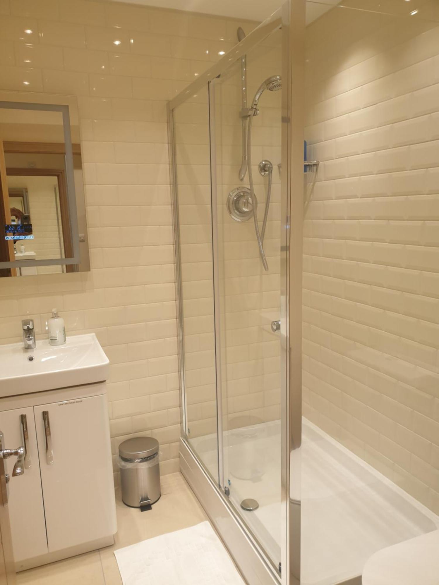 London Luxury Apartments 3 Bedroom Sleeps 8 With 3 Bathrooms 4 Mins Walk To Tube Free Parking Ilford Exterior foto
