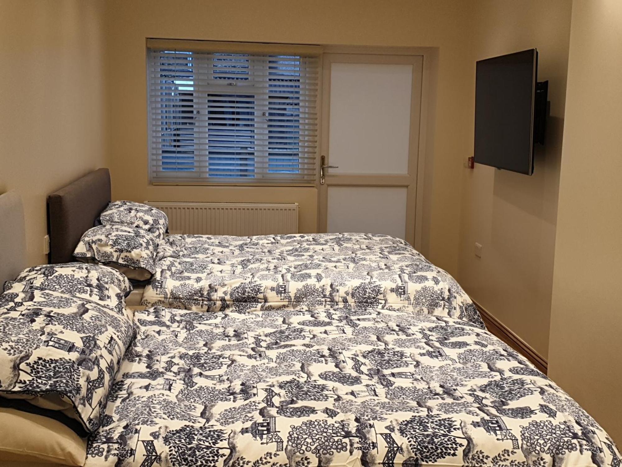 London Luxury Apartments 3 Bedroom Sleeps 8 With 3 Bathrooms 4 Mins Walk To Tube Free Parking Ilford Exterior foto